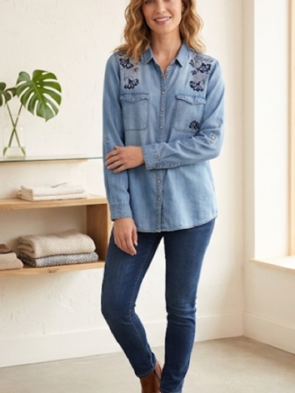 Gloria Vanderbilt Embroidered Floral Denim Shirt L Light Wash Roll Tab Chambray